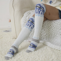 Chaussettes hautes en fourrure pour femmes, design OEM, logo de haute qualité, chaussettes hautes jusqu'aux cuisses, mignonnes pour Halloween et Noël, chauffe-jambes chauds