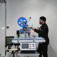 Machine d'étiquetage automatique à plat, applicateur d'étiquettes adhésives pour surface de pochettes, boîtes et bocaux