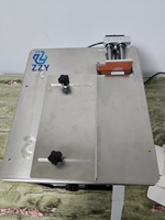 Petite machine d'étiquetage semi-automatique de type L à angle de 90 degrés, machine d'étiquetage adhésif pour les coins des boîtes