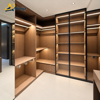 Dressing d'angle prêt à l'emploi avec rangement ouvert, espace de suspension flexible et éclairage LED intégré pour projets de villas haut de gamme