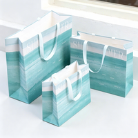 Sacs cadeaux en papier couché gaufré vert foncé avec logo personnalisé, poignées en ruban de satin argenté, emballage de luxe pour la vente au détail