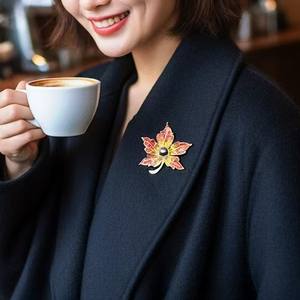 Broche de Flores para el Pecho, Estilo Otoñal, con Perla de Agua de Mar de Tahití y Patrón de Hojas de Arce, Regalo de Cumpleaños para Mujer, Venta al por Mayor y al Detal - Product Image 4