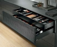 Armoires de cuisine autoportantes noires personnalisées, placage de bois de pin, panneau en mélamine, design de cuisine moderne complet