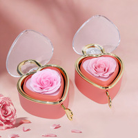 Boîte à bijoux en forme de cœur avec rose éternelle, support rotatif à 360° en acrylique pour bague et collier, cadeau de remise de diplôme pour elle