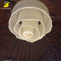 Luminaire suspendu en tissu à anneaux ondulés multi-couches pour la décoration du plafond de la salle de mariage