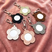 Miroir de maquillage miniature en cuir PU tendance, miroir en forme de fleur adorable, accessoire de sac à main multifonctionnel, pendentif pour femmes