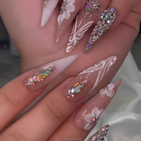 Tendances européennes et américaines en matière de faux ongles : motifs floraux pré-faits avec strass, ongles à presser, ongles artificiels