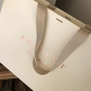 <span class=keywords><strong>Sac</strong></span> en papier personnalisé avec logo doré et poignée en soie dorée, idéal pour l'emballage <span class=keywords><strong>de</strong></span> vêtements et le shopping - Product Image 3
