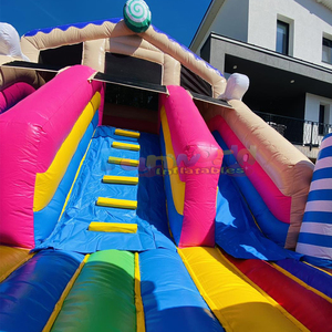 Tobogán inflable comercial de doble carril con castillo hinchable y zona de juegos, con diseño de dulces, para fiestas infantiles al aire libre. - Product Image 3