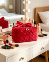 Trousse de Maquillage Matelassée en Velours Rouge Brodé avec Fermeture Éclair et Poignée Nœud Papillon, Grande Capacité, Sac de Rangement de Voyage pour Cosmétiques