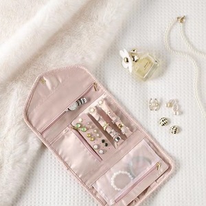 Bolsa de almacenamiento de joyas, organizador de viaje plegable portátil para pendientes, anillos, collares, color rosa con compartimentos con cremallera - Product Image 1