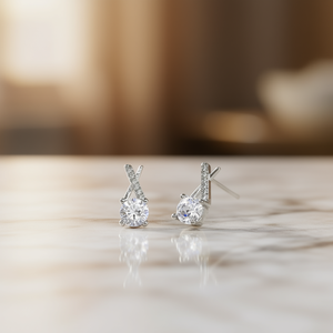 Orecchini a perno classici placcati oro bianco con zirconi taglio brillante da donna, design geometrico, montatura a griffe, gioielli di fidanzamento in lega - Product Image 2