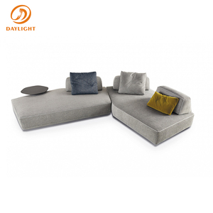 Divano Componibile Stile Isola, Divano Basso in Tessuto Grigio Chiaro con Pouf Staccabile, Arredamento <span class=keywords><strong>Contemporaneo</strong></span> per Soggiorno - Product Image 5