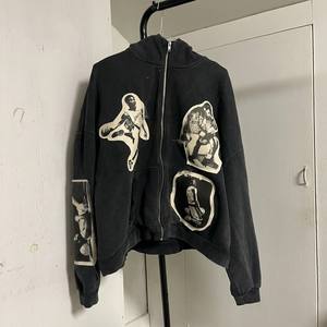 Sudadera con capucha para hombre, estilo streetwear francés, Y2K, grunge, lavado ácido, con bordes sin rematar, patchwork gráfico, con cremallera. - Product Image 2