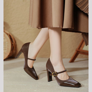 รองเท้าส้นสูงทรงเหลี่ยมแบบมีสายรัดหัวเข็มขัด หนังแก้วสีแดง ยี่ห้อ Mary Jane รุ่น Pumps ส้นหนา แฟชั่นสำหรับผู้หญิง - Product Image 2