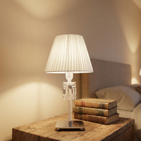 Lampe de table en cristal avec abat-jour en tissu plissé, prismes en cristal suspendus, lampe de chevet de luxe pour la décoration de chambre d'hôtel