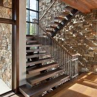 Escalier à une seule poutre avec marches en pierre et balustrade métallique pour la construction résidentielle haut de gamme