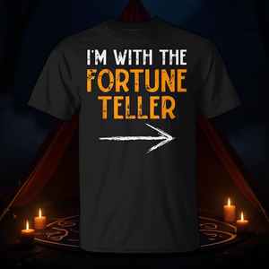 เสื้อยืดคู่รักวันฮาโลวีนลาย "ฉันอยู่กับนักทำนายดวงชะตา" สีดำ ไซส์ผู้ใหญ่ - Product Image 3