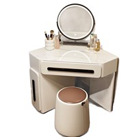 Meuble de Rangement d'Angle Triangulaire Tout-en-un en Bois Style Crème pour Maquillage, Bureau Compact de 80 cm pour Chambre Parentale, Idéal pour les Coins de Tête de Lit