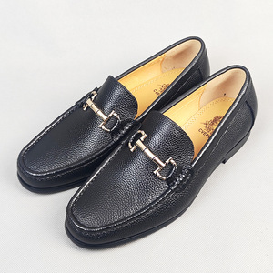 Mocasines de cuero genuino para hombre, con punta redonda, hebilla metálica, zapatos cómodos para todas las estaciones, uso informal de negocios - Product Image 4