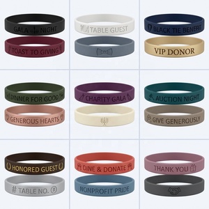Pulsera de goma grabada para eventos benéficos, con logotipo personalizado, color Pantone, venta al por mayor para regalo de recuerdo de gala de organizaciones sin fines de lucro - Product Image 1