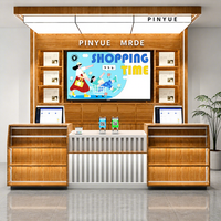 Comptoir de caisse enregistreuse en bois grainé avec panneau à lattes blanc, étagères LED, double station de point de vente et affichage mural pour magasin
