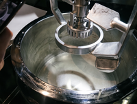 Vakuum-Emulgiermischer mit Wasser- und Öltanksystem und Hydraulischer Hebevorrichtung für Kosmetische Cremes
