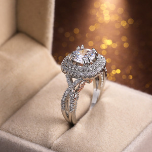 Anello Vintage Bicolore con Cristalli per Donne, Elegante Accessorio Moda per Uso Quotidiano e Feste - Product Image 2
