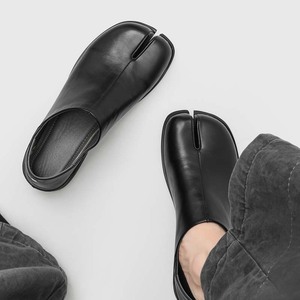 Mocasines planos con puntera separada estilo 'Pig's Foot' y diseño 'Horse Hoof', sin cordones, negros, nueva colección Verano 2026 - Product Image 2