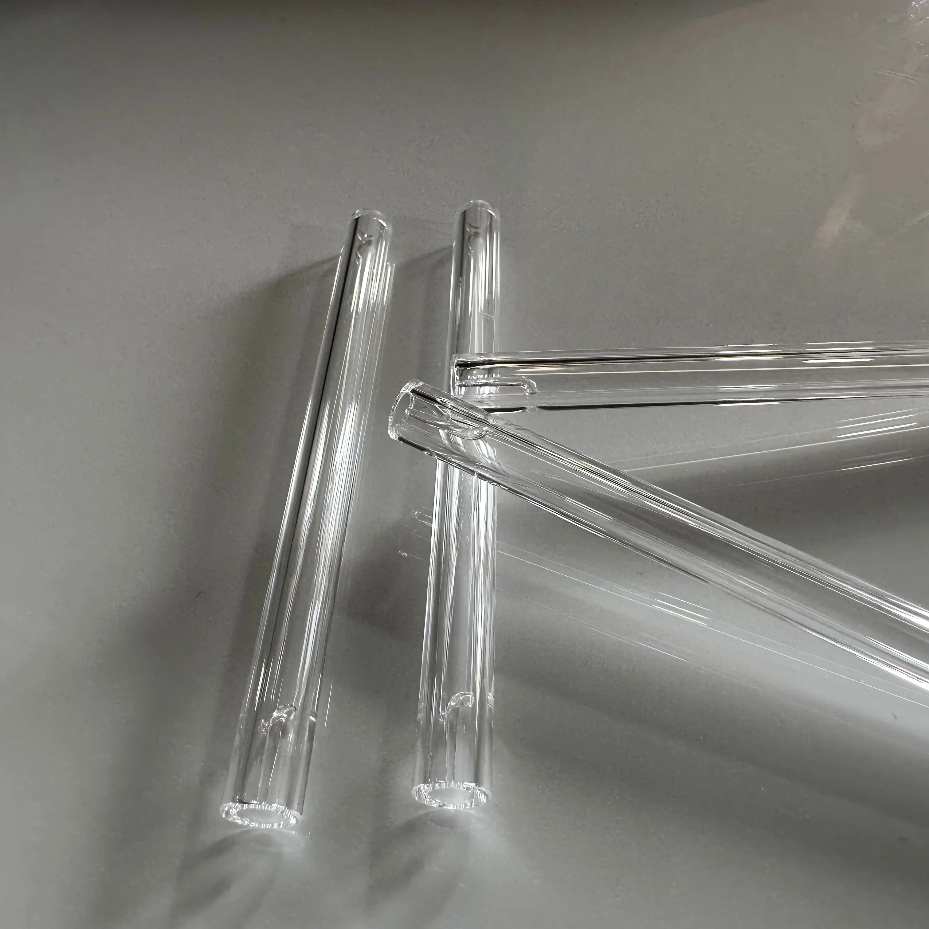 カスタマイズ可能なクリアクォーツガラス消化管スパイラルクォーツチューブ熱分解クォーツパイプ