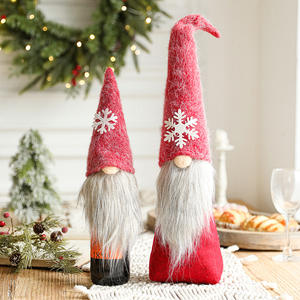 Couverture de bouteille de <span class=keywords><strong>vin</strong></span> de Noël avec des flocons de neige <span class=keywords><strong>moelleux</strong></span> et un vieil homme sans visage. Couverture de bouteille de <span class=keywords><strong>vin</strong></span> <span class=keywords><strong>rouge</strong></span> comme décoration de Noël - Product Image 1