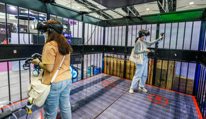Jeux de tir en réalité virtuelle Simulateur de réalité virtuelle 4 joueurs Salle d'évasion en réalité virtuelle Construction en fibre de verre pour les parcs d'attractions intérieurs et extérieurs - Product Image 4