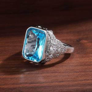 Elegante Anello Quadrato alla Moda, Gioiello Minimalista e Audace per Fidanzamento, per Donne - Product Image 2