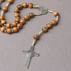 Collier Chapelet en Bois avec Médaille Saint Benoît et Croix Catholique, Bijoux de Prière Religieux Jésus-Christ - Product Image 2