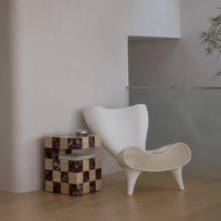 Table d'appoint Cammy Stone en travertin naturel et marbre Rosa Levanto, motif damier, pour salons, chambres et appartements