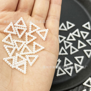 อะคริลิคเม็ดลูกปัดรูปสามเหลี่ยมสีขาวมุก อุปกรณ์ตกแต่งเครื่องประดับ DIY สำหรับตกแต่งเล็บ เคสมือถือ กิ๊บติดผม ปลอดสารพิษ ผลิตที่เฉาโจว - Product Image 3