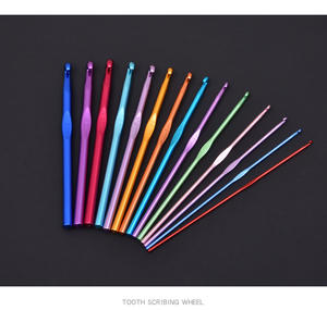 Оптовая Продажа с фабрики, набор для рукоделия с одной головкой, пластиковый крючок и швейная игла, Портативные Инструменты для вязания крючком, упакованные в сумку - Product Image 3