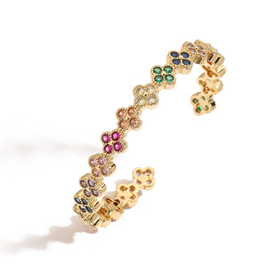 Bracciale da donna di lusso leggero in rame con zirconi, a quadrifoglio, apribile e regolabile, di nicchia, di alta gamma, a petalo di fiore - Product Image 3