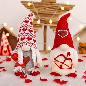 Décoration de lanterne de la Saint-Valentin, poupée en tissu tricoté, homme de la forêt tenant une fleur, poupée sans visage amoureuse - Product Image 4