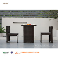 Ensemble de meubles de jardin en rotin moderne pour balcon d'appartement, idéal pour villa et hôtel, avec table et chaises, gain de place