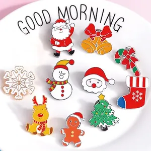 Novo Natal Design Personalizado Esmalte Pin Árvore De Natal Boneco De Neve Esmalte Pin Bell Rena Doce Meias Papai Noel Lapela Pin