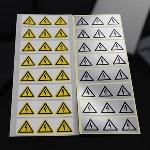 Étiquettes d'avertissement autocollantes en forme de triangle, en matériau PET, imperméables, pour utilisation en machine, options de couleurs jaune et argent - Product Image 1
