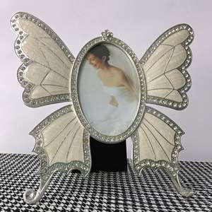Cadre photo original papillon incrusté de diamants couleur perle blanche argentée, en promotion à prix réduit - Product Image 2