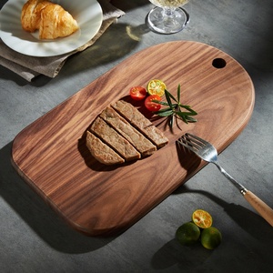 Tagliere in Legno di Noce Nero Nordamericano Premium, Vassoio da Servizio Artigianale con Manico Ergonomico, Qualità Professionale per Salumi e Formaggi - Product Image 4