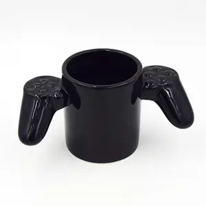 Il controller di gioco della tazza di caffè del giocatore all'ingrosso gestisce la tazza di ceramica creativa nera con il gamepad