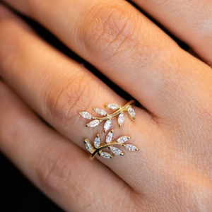 Elegante Anillo Abierto con Diseño de Rama de Hoja Chapada en Oro y Cristales Marquise, Joyería de Diseño para Mujer - Product Image 1
