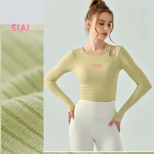 Haut de fitness respirant à manches longues et à séchage rapide pour femmes chemise de yoga confortable avec logo avant-printemps - Product Image 1