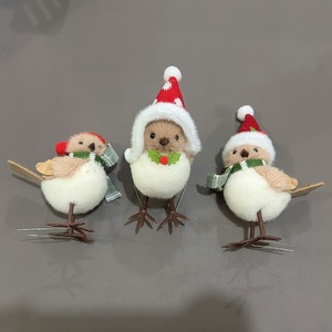 Vente en gros de décorations de Noël 2025, figurines d'oiseaux en peluche mignonnes avec mini-chapeaux et écharpes. - Product Image 5