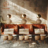 Ensemble de meubles modernes pour restaurant, café, tables à manger en marbre avec chaises en rotin et banquette en tissu orange pour café