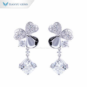 Pendientes de Trébol de Moissanita con Corte Cojín, Clásicos, Elegantes y Minimalistas, Chapados en Oro de 18k sobre Plata de Ley, de Tianyu Gems - Product Image 3